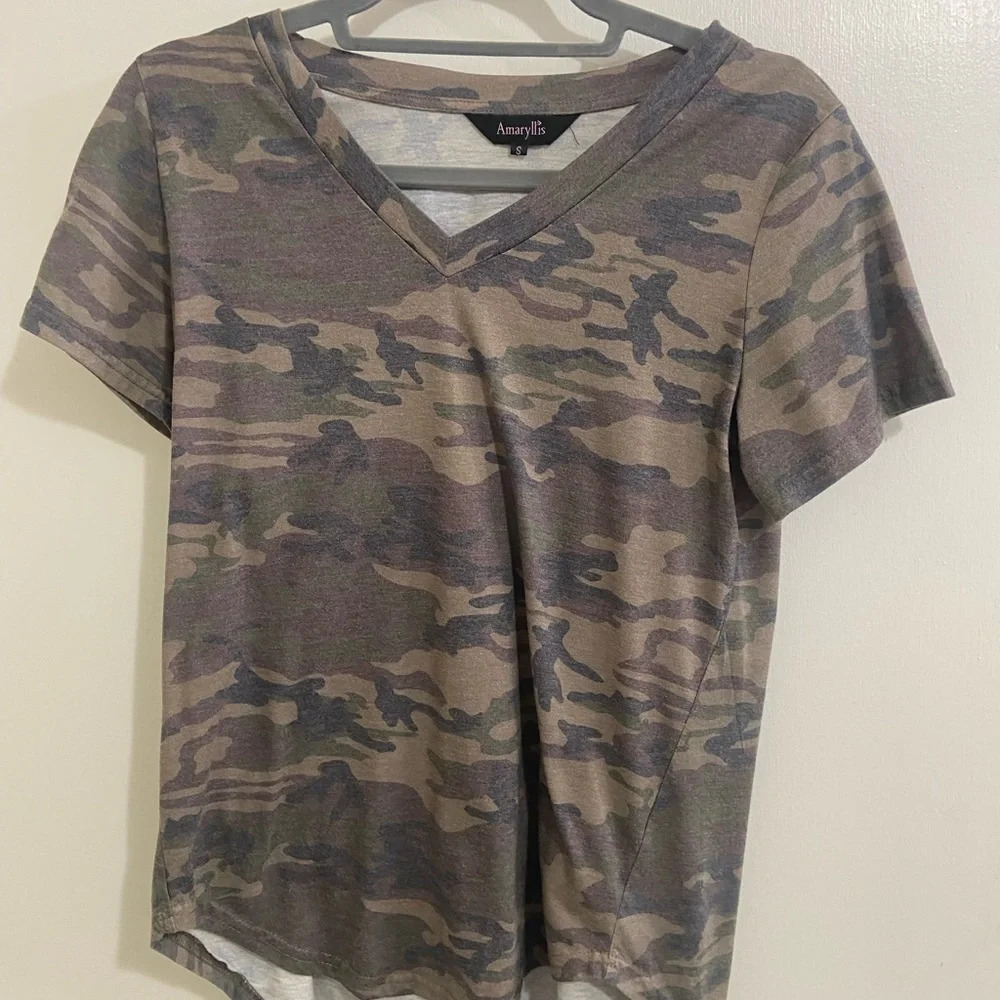 Amaryllis camo v-neck tee size small
